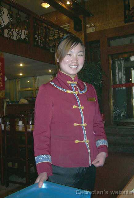 L1000515_Waitress