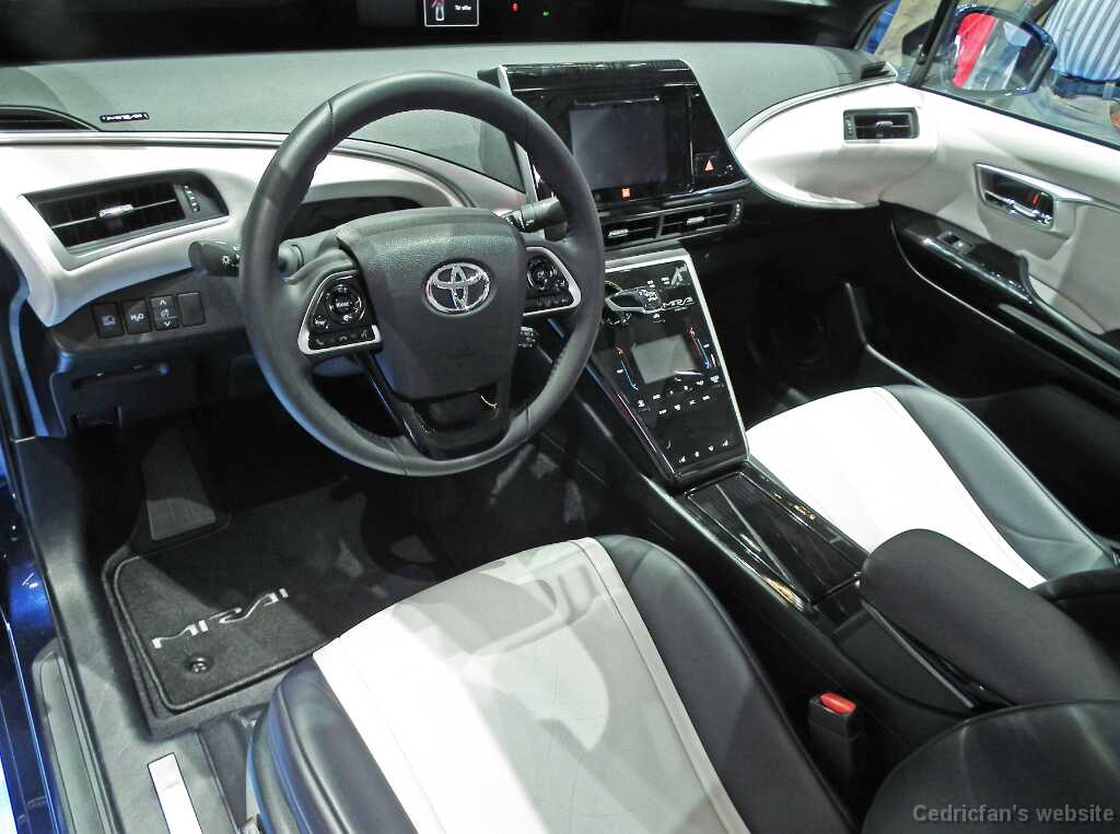 ToyotaMiraiDash