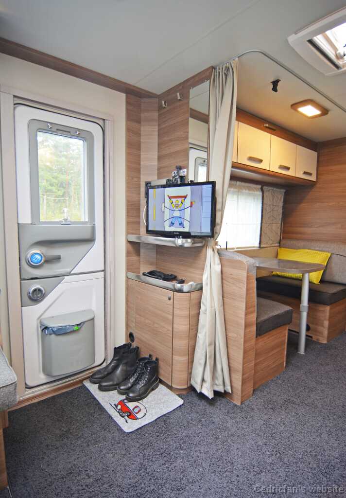 Knaus650_8eteinenSohvalla